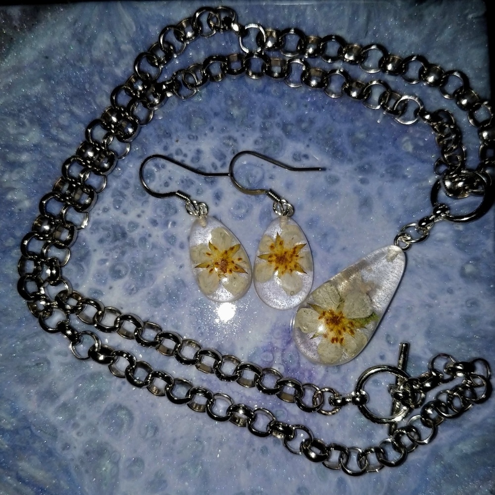 Resin pendant/earring set